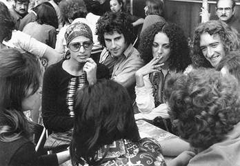 Молодые сабры в кафе. Тель-Авив 1973